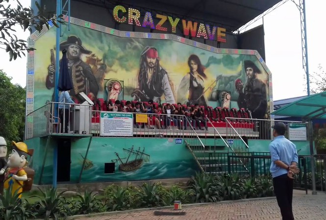 Trò chơi ‘Sóng điên’ - đu lắc tốc độ cao thổi bay 6 người xuống đất Trò chơi Crazy Wave – sóng điên xuất hiện nhiều trong các khu vui chơi giải trí. Ảnh minh họa