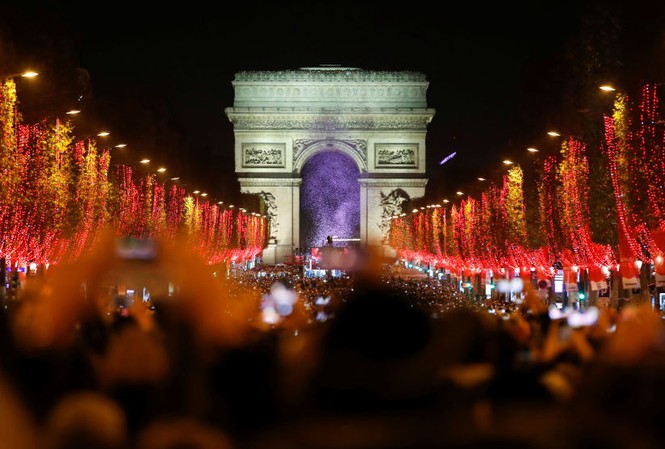 Thế giới trang hoàng lộng lẫy đón Giáng sinh và năm mới 2020 Khải Hoàn Môn ở Paris lung linh trong ánh đèn trước thềm Giáng sinh. Ảnh: Reuters