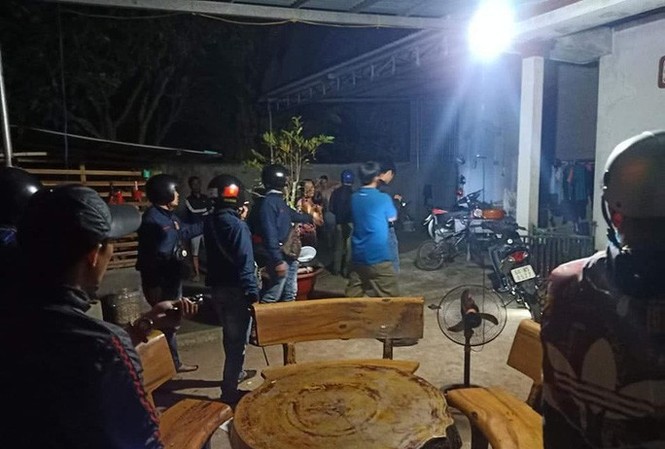 Nhóm cướp dùng hung khí chống trả, cố thủ trong 'sào huyệt' khi bị bao vây Nhóm cướp dùng hung khí chống trả, cố thủ trong 'sào huyệt' khi bị bao vây