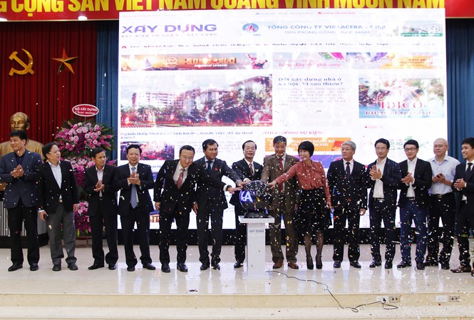 Báo Xây dựng ra mắt phiên bản điện tử tiếng Anh và giao diện mới Nhấn nút ra mắt giao diện mới và phiên bản tiếng Anh.