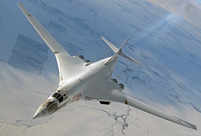 Oanh tạc cơ Tu-160 gắn tên lửa siêu thanh Kinzhal như ‘hổ mọc thêm cánh’ Oanh tạc cơ Tu-160 gắn tên lửa siêu thanh Kinzhal như ‘hổ mọc thêm cánh’