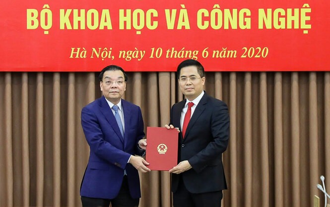 Công bố quyết định của Thủ tướng Chính phủ về công tác cán bộ Bộ trưởng Chu Ngọc Anh trao quyết định cho tân Thứ trưởng Nguyễn Hoàng Giang.