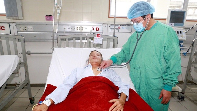 4 người ở Quảng Trị tử vong vì mắc bệnh 'vi khuẩn ăn thịt người' Một bệnh nhân nhiễm bệnh Whitmore được các bác sĩ chăm sóc. Ảnh: T.H.