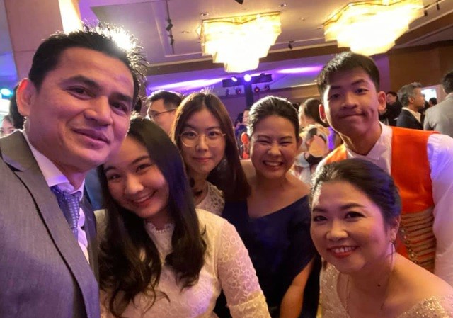 Kiatisuk hát bài 'Hãy về đây bên anh' trong tiệc chia tay gia đình Kiatisuk hát bài 'Hãy về đây bên anh' trong tiệc chia tay gia đình