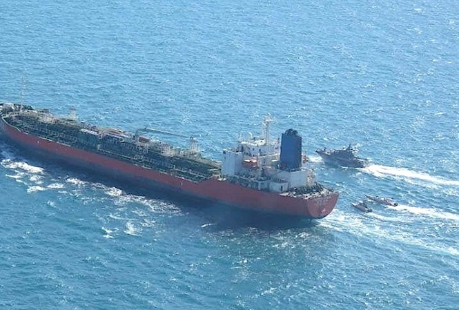 Iran công bố video cưỡng chế tàu chở dầu Hàn Quốc trên vịnh Ba Tư Tàu hải quân của IRGC bao vây tàu dầu TM Hankuk Chemi ngày 4/1 trên vịnh Ba Tư. Ảnh: Tasnim.