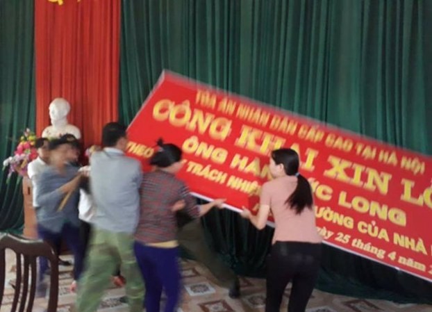 Náo loạn tại buổi xin lỗi ông Hàn Đức Long: Sửa luật để hạn chế gây rối Nhiều người dân có hành động thái quá gây hỗn loạn tại buổi xin lỗi ông Hàn Đức Long
