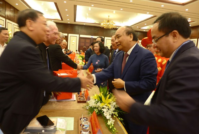 Thủ tướng Nguyễn Xuân Phúc gặp mặt, biểu dương chức sắc, chức việc tôn giáo Thủ tướng Chính phủ Nguyễn Xuân Phúc gặp mặt các đại diện chức sắc, chức việc tôn giáo cả nước - ảnh Trí Quân