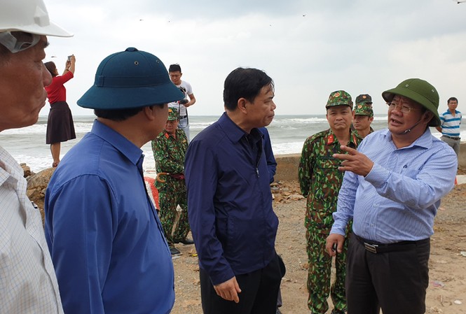 Bộ trưởng Nguyễn Xuân Cường: Bão có đường đi và tốc độ cực kỳ nguy hiểm, không được chủ quan! Bộ trưởng NN&PTNT thị sát tỉnh hình phòng chống bão số 6 tại Quảng Ngãi - ảnh Nguyễn Ngọc