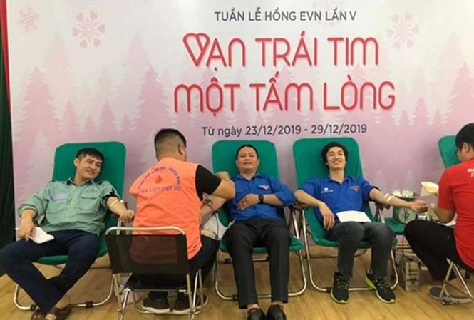Tuần lễ hồng EVN của những người phát điện Bắc Trung Nam Công ty CP Nhiệt điện Hải Phòng phối hợp với BV Việt – Tiệp tổ chức hiến máu - Ảnh: TPC Hải Phòng
