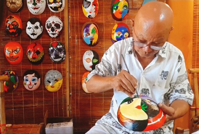 Độc lạ người vẽ mặt nạ thời gian Nghệ nhân Bùi Quý Phong - người vẽ mặt nạ thời gian - ảnh Thu Uyển