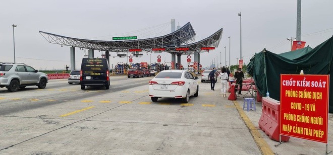 Đón dâu bất thành vì Quảng Ninh bùng phát dịch COVID-19 Nhiều xe quay đầu khi đến chốt kiểm soát tại cửa ngõ vào Quảng Ninh. Ảnh: Đức Hiếu.