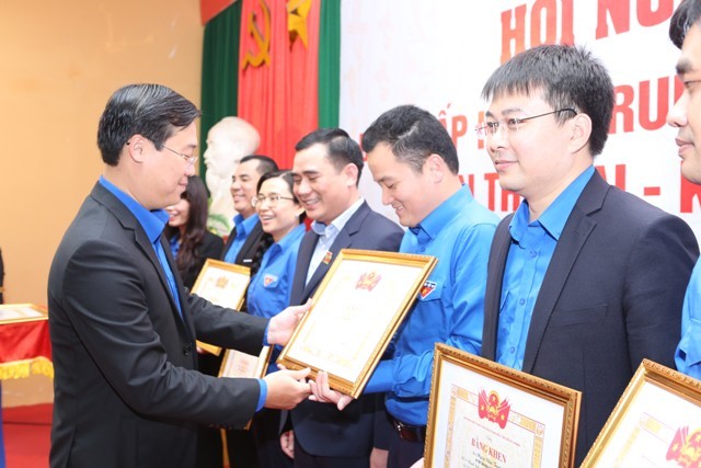 Giải quyết rốt ráo những vấn đề còn tồn tại của năm 2017 Bí thư thứ nhất T.Ư Đoàn Lê Quốc Phong tặng Bằng khen cho các cá nhân xuất sắc. ẢNH: BẢO ANH