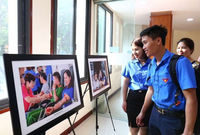 Trao giải cuộc thi 'Khoảnh khắc tình nguyện' 2018 Những bức ảnh tham gia cuộc thi "khoảnh khắc tình nguyện" thu hút sự chú ý của các bạn trẻ. Ảnh: Bảo Anh
