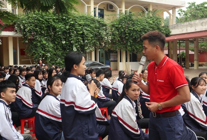 Gần 10.000 học sinh miền Bắc được hướng nghiệp 'Khởi hành tương lai' Các em học sinh trường THPT Lục Ngạn số 3, Bắc Giang tham gia hoạt động hướng nghiệp của Canon và các đơn vị tổ chức.
