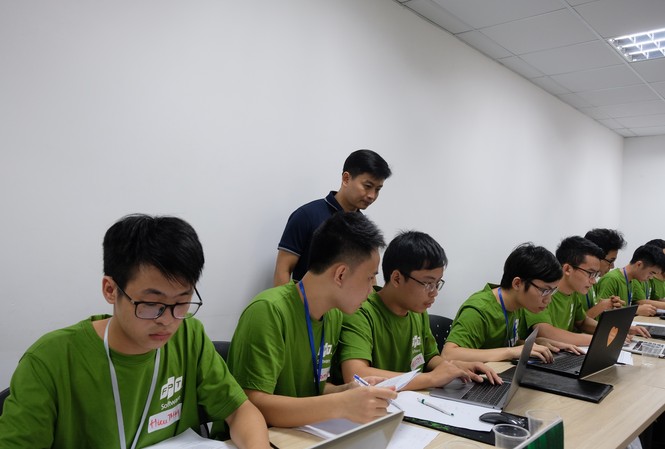 Sinh viên so tài tại sân chơi lập trình chuyên nghiệp lớn nhất nước Cuộc thi lập trình dành cho sinh viên - Code Wả 2019 thu hút 355 đội thi đến từ 116 trường đại học, cao đẳng, học viện trên khắp cả nước.