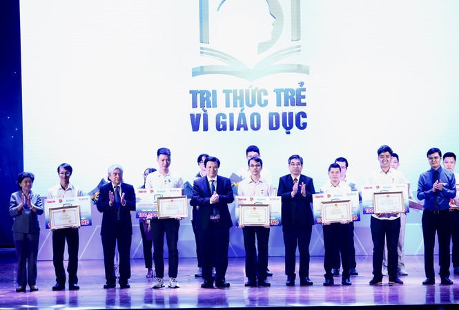 Từ điển cho người M'Nông giành giải 100 triệu đồng sáng kiến vì giáo dục BTC trao giải thưởng cho 5 công trình, sáng kiến xuất sắc nhất của Chương trình "Tri thức trẻ vì giáo dục" năm 2019.