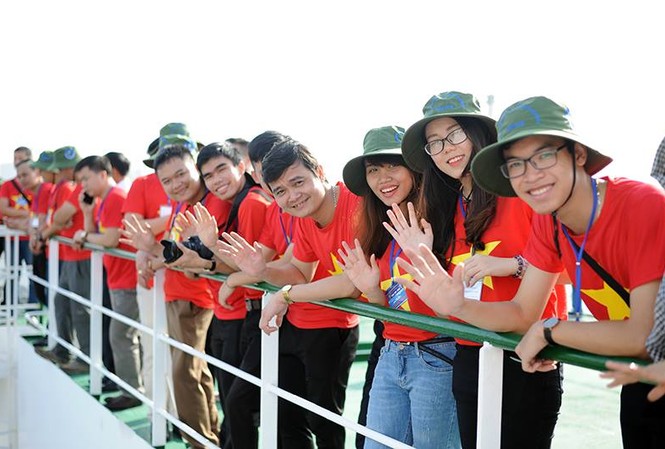 Thi trực tuyến tìm hiểu về Đảng, nhận cơ hội đi thăm Trường Sa Bí thư T.Ư Đoàn Bùi Quang Huy và các đại biểu tham gia Hành trình Tuổi trẻ vì biển đảo quê hương năm 2018.