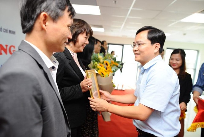 Trao tặng 10 kỷ niệm chương 'Vì thế hệ trẻ' cho cán bộ Bộ Giáo dục Bí thư thường trực T.Ư Đoàn Nguyễn Anh Tuấn trao tặng kỷ niệm chương “Vì thế hệ trẻ” cho lãnh đạo, cán bộ của Bộ Giáo dục và Đào tạo. Ảnh: Dương Triều.