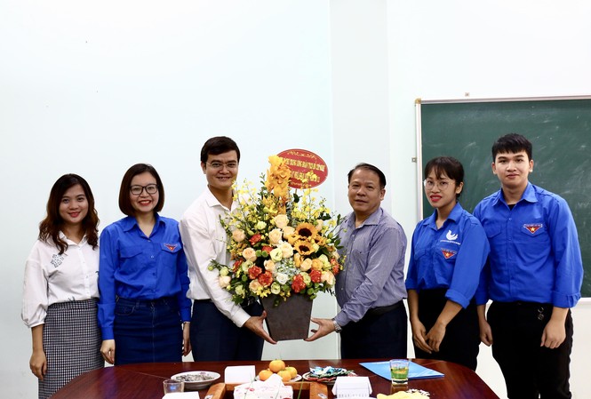 T.Ư Đoàn thăm, chúc mừng GS.TS Trần Văn Phòng Anh Bùi Quang Huy, Bí thư T.Ư Đoàn, Chủ tịch Hội SVVN tặng hoa, chúc mừng GS.TS Trần Văn Phòng - Phó Bí thư Đảng ủy Học viện Chính trị Quốc gia Hồ Chí Minh, Viện trưởng Viện Triết học. Ảnh: Bảo Anh