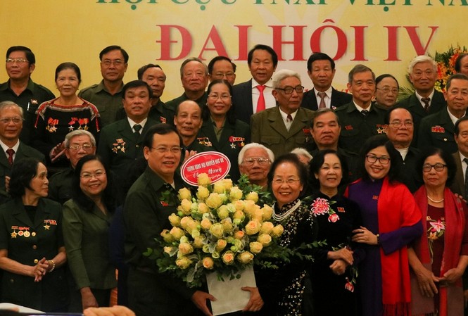 Ông Vũ Trọng Kim tái đắc cử Chủ tịch Hội cựu TNXP Việt Nam khóa IV Bà Nguyễn Thị Doan, nguyên Phó Chủ tịch nước tặng hoa chúc mừng ông Vũ Trọng Kim tái đắc cử Chủ tịch Hội cựu TNXP Việt Nam khóa IV.