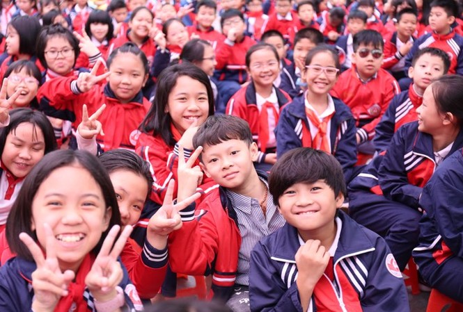 Phát động sưu tập tem 'Cháu ngoan Bác Hồ mừng Đảng quang vinh' Các em học sinh trường Tiểu học Dịch Vọng A (Cầu Giấy, Hà Nội) hào hứng tại lễ phát động cuộc thi sưu tập và tìm hiểu tem Bưu chính "Cháu ngoan Bác Hồ mừng Đảng quang vinh". Ảnh: Bảo Anh