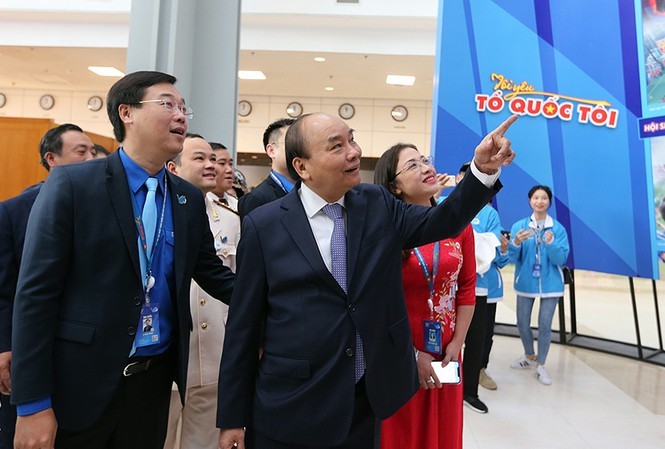 10 sự kiện, hoạt động tiêu biểu trong công tác Đoàn, phong trào TTN năm 2019 Thủ tướng Chính phủ Nguyễn Xuân Phúc và Bí thứ nhất T.Ư Đoàn Lê Quốc tham quan triển lãm tại ĐH đại biểu toàn quốc Hội LHTN Việt Nam lần thứ VIII, nhiệm kỳ 2019 - 2024. Ảnh: Hoàng Mạnh Thắng