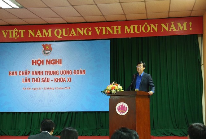 Tuổi trẻ Việt Nam tự hào tiến bước dưới cờ Đảng Bí thư thứ nhất T.Ư Đoàn Lê Quốc Phong đề nghị, với chủ đề đó, tuổi trẻ Việt Nam củng cố niềm tin và biến lý tưởng cách mạng thành hành động cụ thể đóng góp cho sự phát triển của đất nước. Ảnh: Bảo Anh