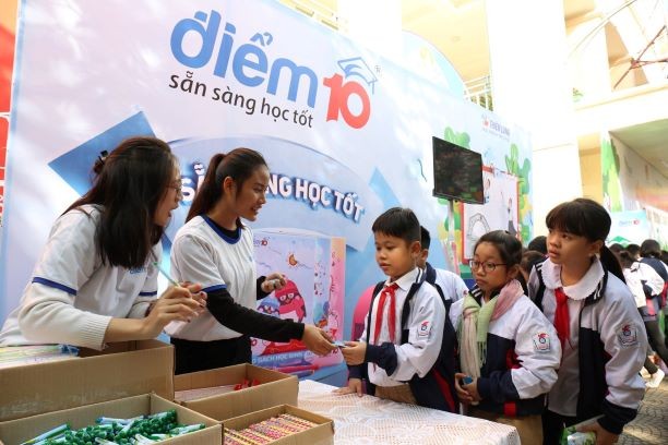 Thu gom rác thải, tích học bổng cho học sinh nghèo Học sinh trường Tiểu học Phương Liệt tham gia các hoạt động tại lễ phát động "Vì mái trường xanh". Ảnh: Bảo Anh