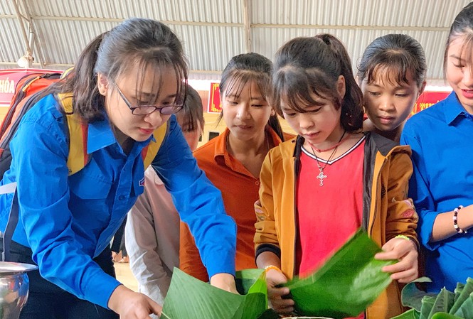 Tuổi trẻ Thủ đô mang yêu thương đến với Mường Khương Các tình nguyện viên gói "Bánh chưng yêu thương" tặng thanh thiếu nhi có hoàn cảnh khó khăn, gia đình chính sách huyện Mường Khương, tỉnh Lào Cai.