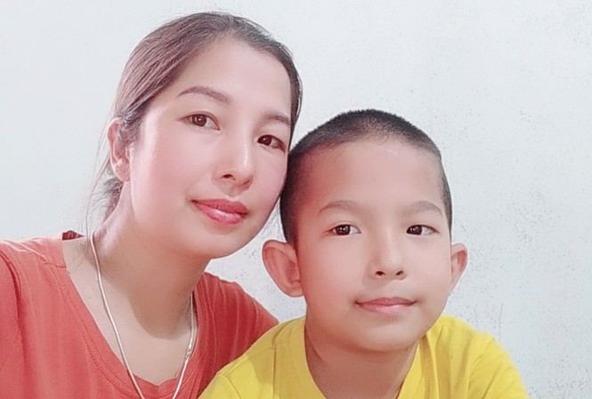 Học sinh lớp 3 đi trông em lấy tiền mua quà tặng khu cách ly: Con muốn làm việc tốt Cậu bé Nguyễn Hoàng Quân và mẹ là chị Trương Thị Hồng Nhung đang có những việc làm, hành động đẹp đồng hành, hỗ trợ các khu cách ly tập trung ở Hà Tĩnh.