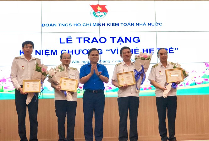 T.Ư Đoàn trao tặng Kỷ niệm chương Vì thế hệ trẻ cho lãnh đạo Kiểm toán Nhà nước Bí thư thường trực T.Ư Đoàn Nguyễn Anh Tuấn trao tặng Kỷ niệm chương Vì thế hệ trẻ cho ông Hồ Đức Phớc, Tổng Kiểm toán Nhà nước và các lãnh đạo Kiểm toán Nhà nước.