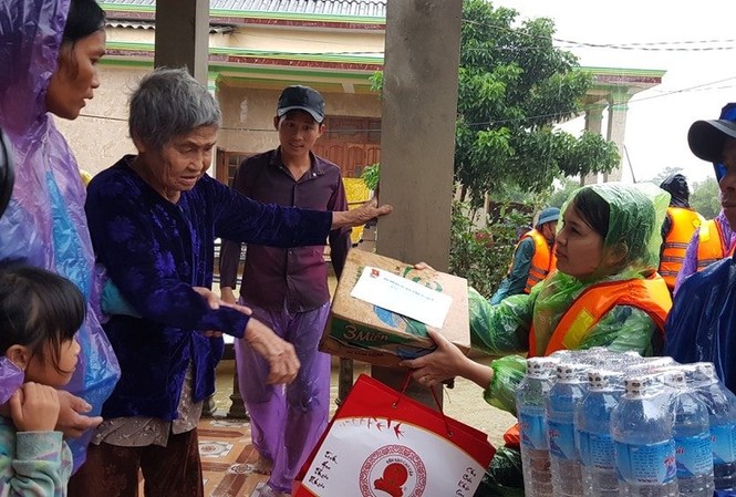 Tuổi trẻ cả nước cùng tiếp sức cho người dân miền Trung bị lũ lụt Tỉnh Đoàn Quảng Trị trao tặng nhu yếu phẩm, tiếp sức bà con vùng lũ