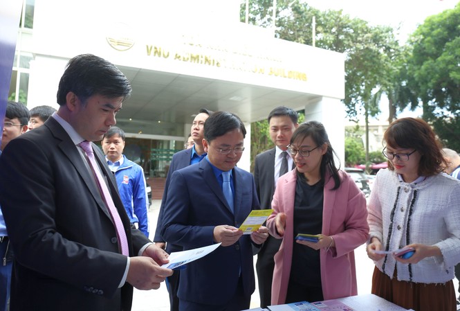 Sôi nổi Liên hoan 'Tuổi trẻ sáng tạo' toàn quốc Anh Nguyễn Anh Tuấn, Bí thư Thứ nhất T.Ư Đoàn, Chủ tịch T.Ư Hội LHTN Việt Nam (thứ 2, từ trái qua) tham quan gian hàng triển làm sáng tạo tại Liên hoan "Tuổi trẻ sáng tạo" toàn quốc năm 2020. Ảnh: Bảo Anh