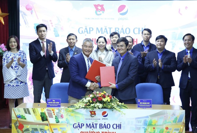 3.000 vé máy bay, ô tô khứ hồi 'mang Tết về nhà' cho sinh viên, công nhân nghèo Anh Bùi Quang Huy, Bí thư thường trực T.Ư Đoàn, Chủ tịch T.Ư Hội SVVN (bên phải) và đại diện công ty TNHH Nước Giải khát Suntory PepsiCo Việt Nam ký kết chương trình phối hợp giai đoạn 2020-2023. Ảnh: Lâm Đăng Hải
