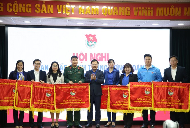 Sẽ hỗ trợ vay vốn ít nhất 2.500 tỷ đồng cho thanh niên làm kinh tế Anh Nguyễn Anh Tuấn, Bí thư thứ nhất T.Ư Đoàn, Chủ tịch T.Ư Hội LHTN Việt Nam trao tặng cờ thi đua cho các đơn vị xuất sắc năm 2020