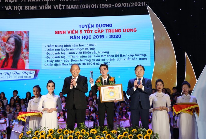 Tuyên dương 198 cá nhân và 24 tập thể ‘Sinh viên 5 tốt’ cấp T.Ư Ông Trương Hòa Bình, Ủy viên Bộ Chính trị, Phó Thủ tướng thường trực Chính phủ và anh Nguyễn Anh Tuấn, Bí thư thứ nhất T.Ư Đoàn, Chủ tịch T.Ư Hội LHTN Việt Nam trao tặng danh hiệu Sinh viên 5 tốt cấp T.Ư. Ảnh: Lâm Đăng Hải