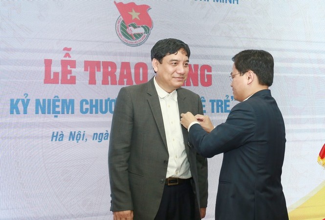 T.Ư Đoàn trao tặng Kỷ niệm chương 'Vì thế hệ trẻ' cho ông Nguyễn Đắc Vinh Anh Nguyễn Anh Tuấn, Bí thư thứ nhất T.Ư Đoàn, Chủ tịch Hội LHTN Việt Nam trao tặng Kỷ niệm chương "Vì thế hệ trẻ" cho ông Nguyễn Đắc Vinh, nguyên Bí thư thứ nhất T.Ư Đoàn,Ủy viên Ban Chấp hành T.Ư Đảng, Phó Chánh Văn phòng T.Ư Đảng.