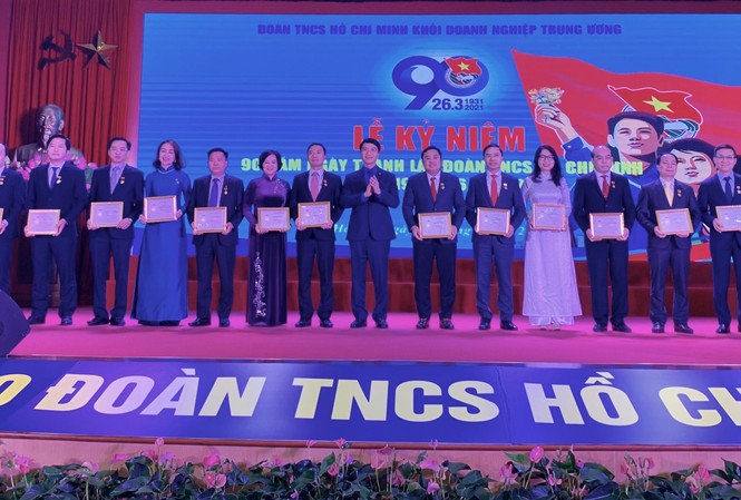 Tuyên dương 90 Chi đoàn mạnh, Bí thư chi đoàn tiêu biểu Anh Nguyễn Ngọc Lương, Bí thư T.Ư Đoàn, Chủ tịch Hội đồng Đội T.Ư tặng Kỷ niệm chương Vì thế hệ trẻ cho 18 cá nhân.