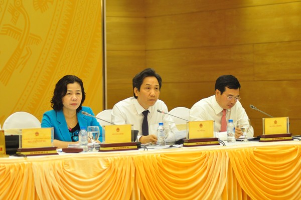 Bộ Nội vụ mở rộng thanh tra việc bổ nhiệm cán bộ Thứ trưởng Bộ Nội vụ Trần Anh Tuấn (giữa)