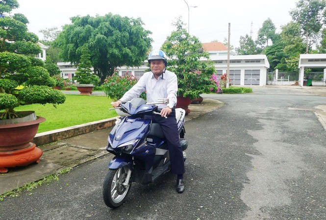 Bộ trưởng Thể mong Hậu Giang thí điểm Chủ tịch tỉnh đi làm bằng xe máy Ông Nguyễn Văn Dương - Chủ tịch UBND tỉnh Đồng Tháp tự đi xe máy đến nhiệm sở. Ảnh: Dân Trí
