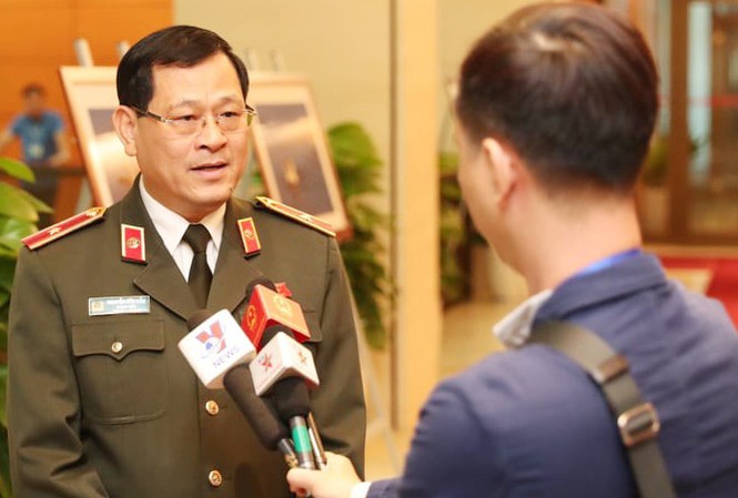 Vụ 39 người chết ở Anh, có đối tượng đưa tiền trả lại các gia đình nạn nhân Thiếu tướng Nguyễn Hữu Cầu, Giám đốc Công an tỉnh Nghệ An. Ảnh Như Ý