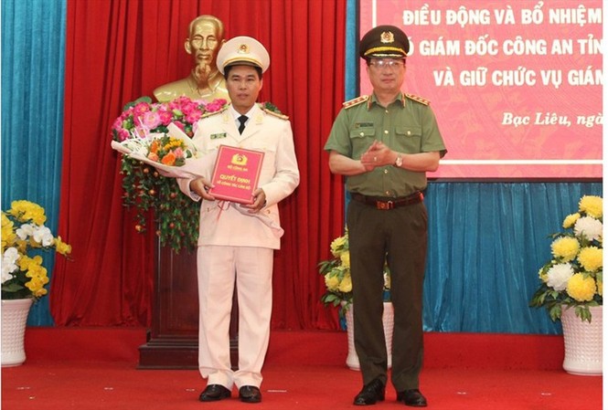 Ba tỉnh Bạc Liêu, Sơn La, Thái Bình có giám đốc công an mới Lãnh đạo Bộ Công an trao quyết định bổ nhiệm cho giám đốc công an Bạc Liêu