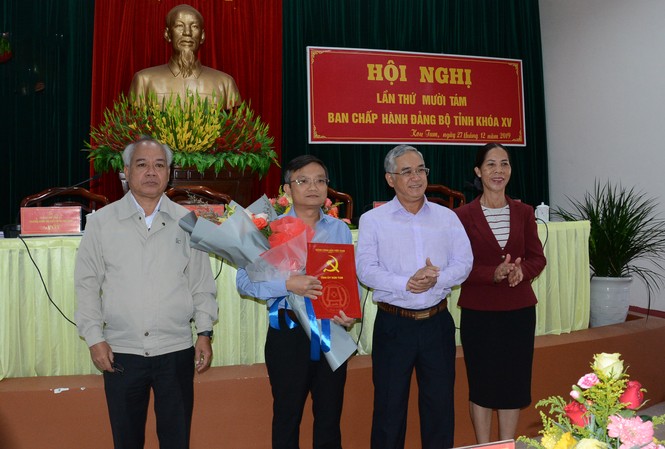 Triển khai quyết định của Ban Bí thư về công tác cán bộ Thường trực Tỉnh ủy Kon Tum trao quyết định cho ông Nguyễn Hữu Thạch.