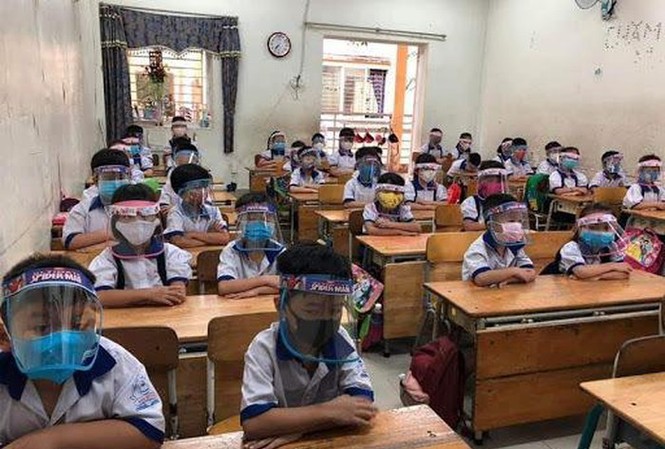 Học sinh đeo mặt nạ chống giọt bắn là sáng tạo của các địa phương Ý kiến trái chiều trong việc học sinh đeo mặt nạ chống giọt bắn