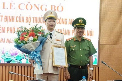 Điều động, bổ nhiệm nhân sự Quân đội, Công an Trung tướng Đoàn Duy Khương trao quyết định và chúc mừng Đại tá Nguyễn Hồng Ky. Ảnh: Chinhphu.vn