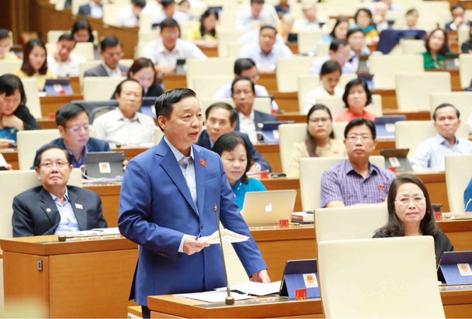 ĐBQH tranh luận với Bộ trưởng Trần Hồng Hà: Một dòng sông 'cõng' 8 thủy điện sẽ ra sao? Bộ trưởng TN&MT Trần Hồng Hà. Ảnh Như Ý