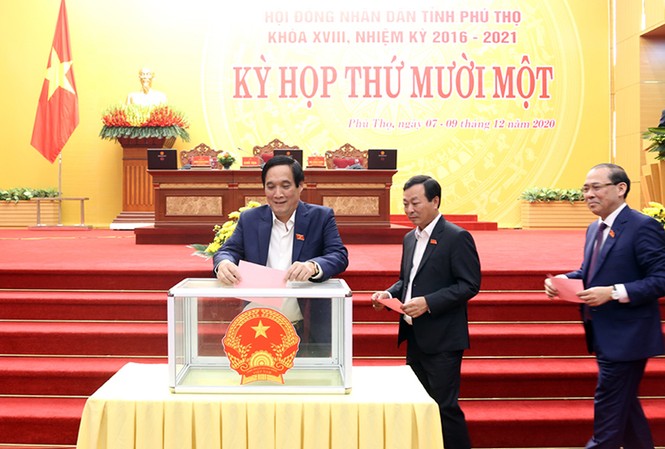 Phú Thọ miễn nhiệm, bầu bổ sung nhiều nhân sự chủ chốt Các đại biểu bỏ phiếu bầu chức danh Phó Chủ tịch HĐND tỉnh Phú Thọ. Ảnh Báo Phú Thọ