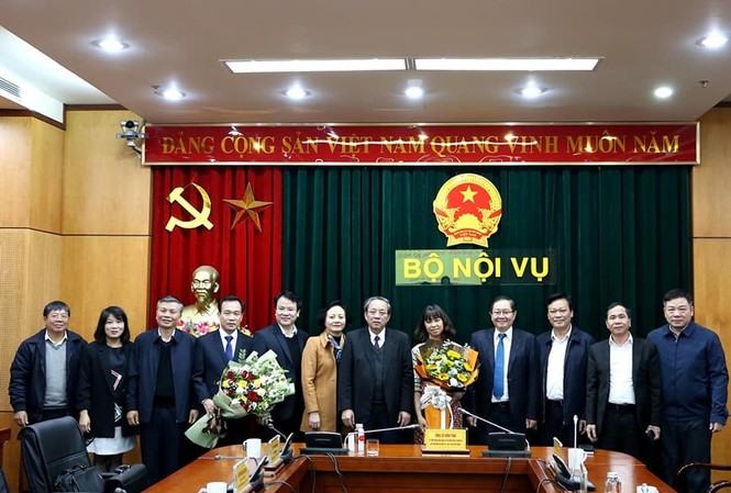Bộ Nội vụ bổ nhiệm lãnh đạo cấp Vụ sau thi tuyển Bộ trưởng và các lãnh đạo Bộ Nội vụ chúc mừng tân Vụ trưởng