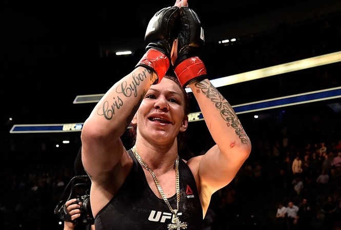 Nữ võ sĩ 'nguy hiểm nhất hành tinh' bị phóng viên ảnh đả kích Nữ võ sĩ Cris Cyborg tức giận vì bị gọi là...đàn ông