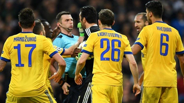 'Người nhện' Buffon bị treo giò 3 trận vì phản ứng trọng tài Buffon phản ứng gay gắt với trọng tài.